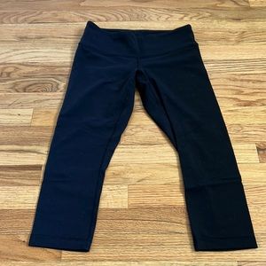 Lulu lemon black leggings, size 6/8, mid rise.